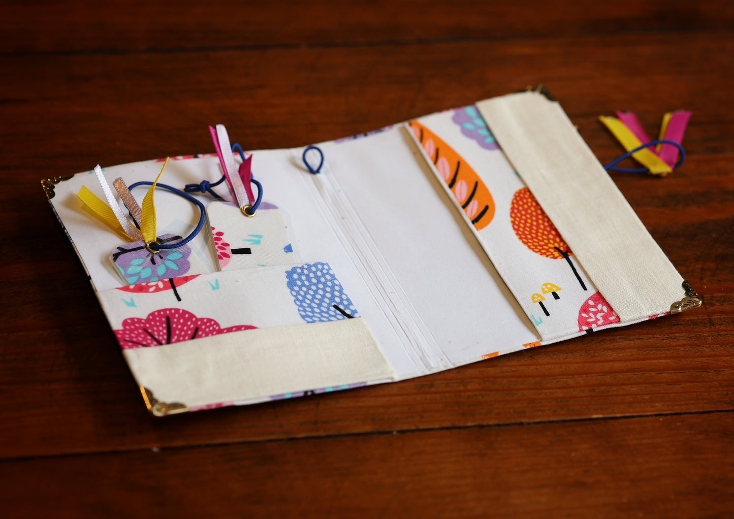 Porta pasaporte árboles