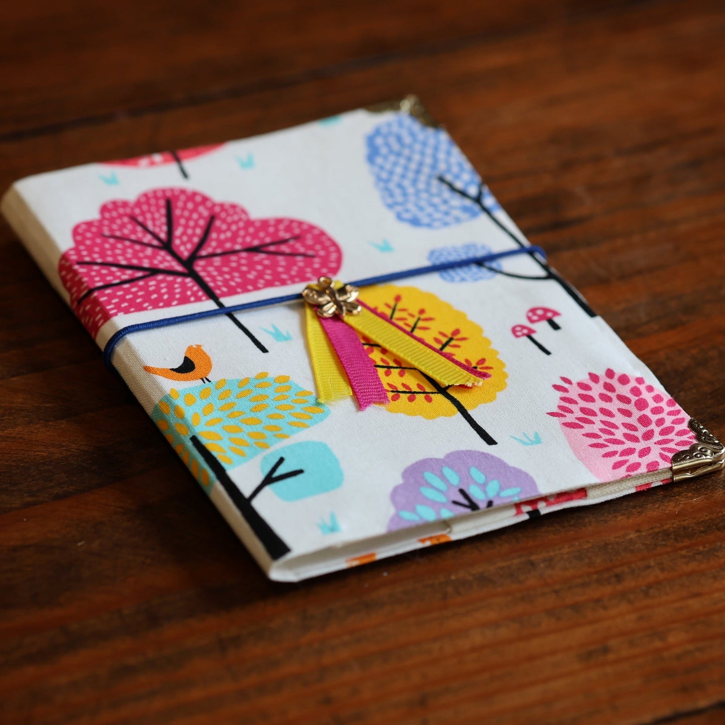 Porta pasaporte árboles